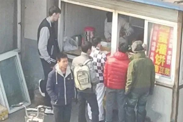 艾灵顿|联盟第一！开始抢人，周琦牛逼了......