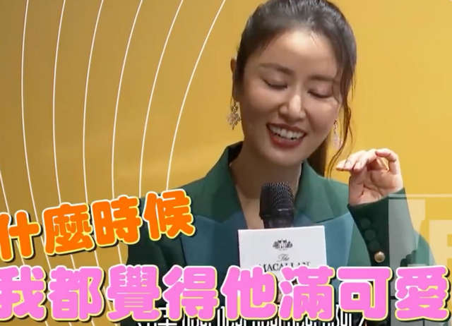 霍建华|42岁霍建华参加贵妇圈聚会!与众美女合影脸色通红,表情略显拘谨