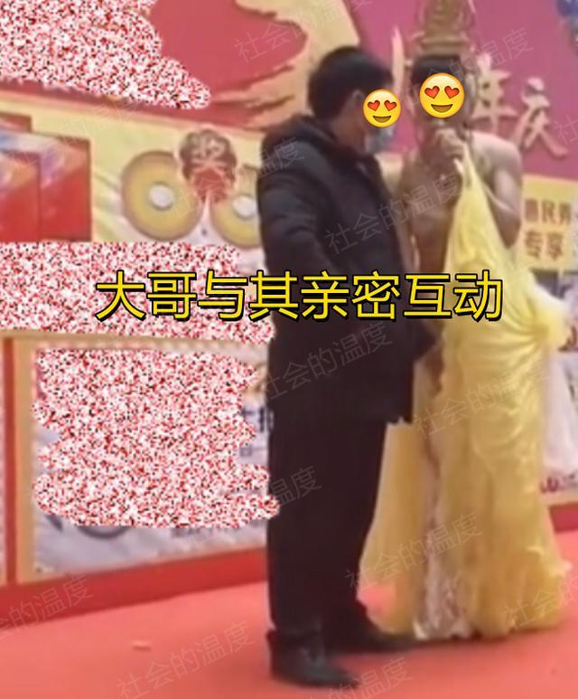 河南:超市请来人妖助兴,男子上去贴身互动,老婆揪耳朵惨叫连连