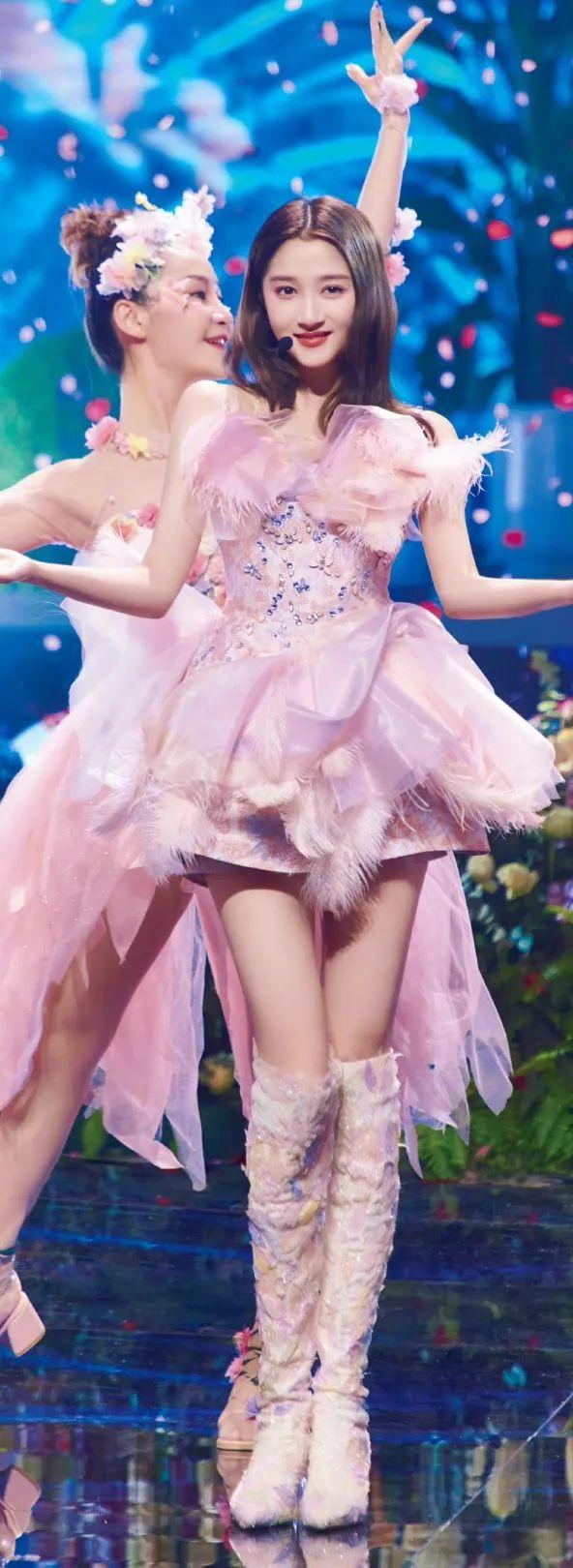 关晓彤|大骨架美女如何极致显瘦？关晓彤算是把身材优势玩明白了