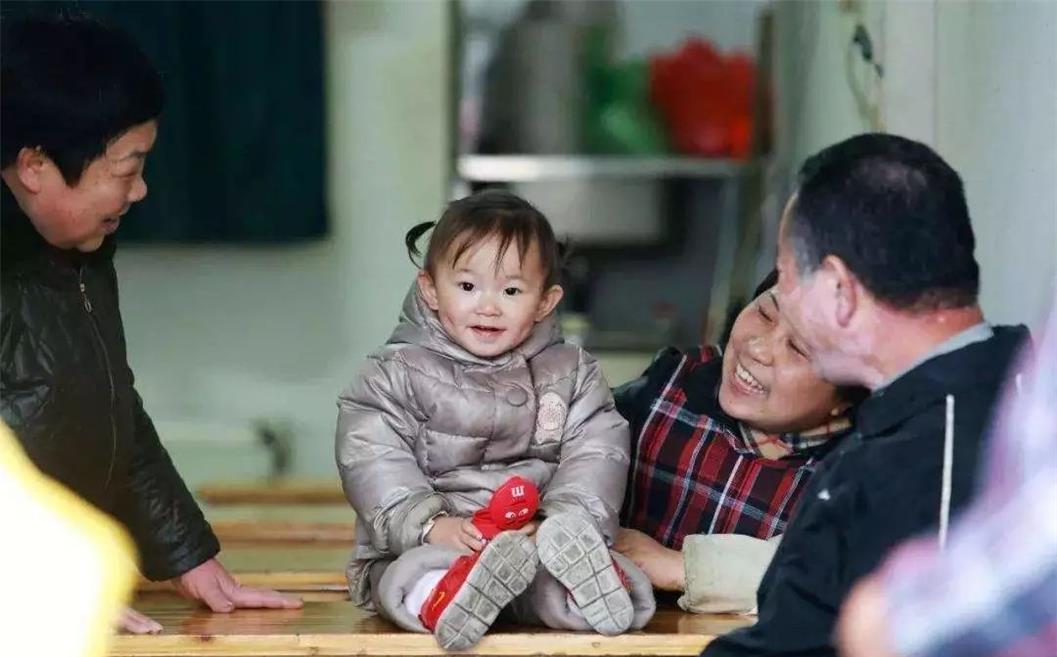 书香沐栏 带了3年外孙却换来一巴掌，老人心酸：再闲也不给女儿带娃了