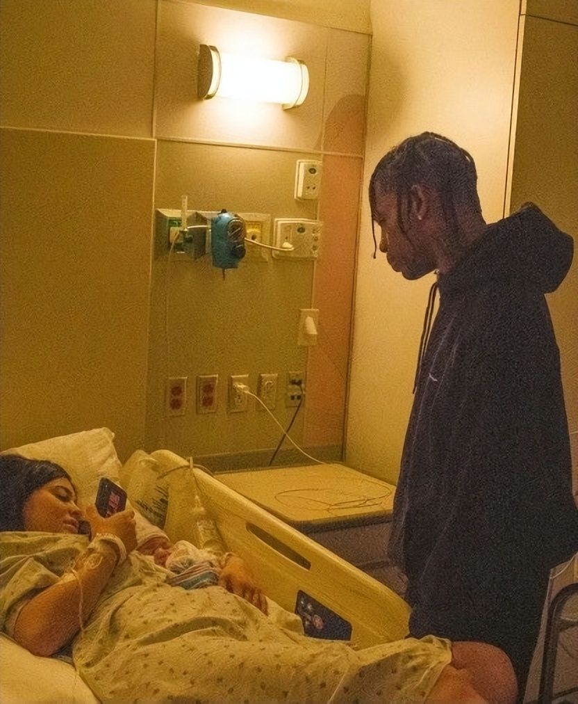 卡戴珊家族|卡戴珊家族小公主：出生就身价50亿，外婆送价值10万美元的玩具屋