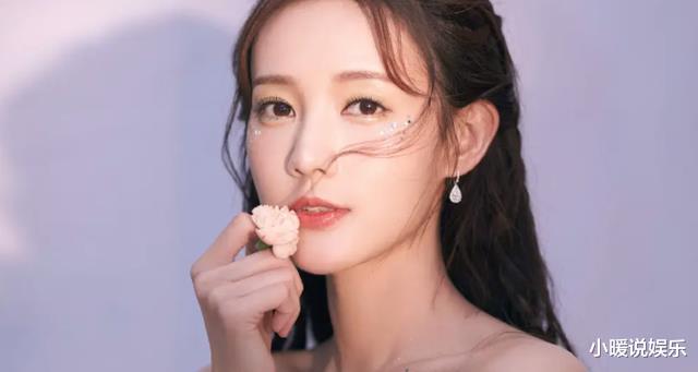 李一桐|李一桐徒手翻垃圾箱,丝毫不顾明星形象,接地气获网友称赞