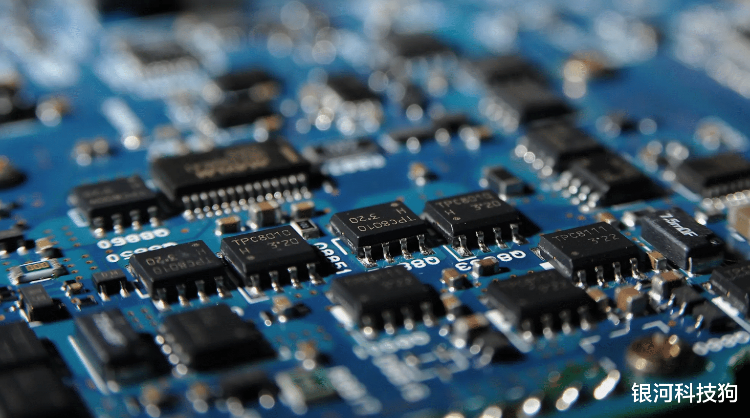 芯片|芯片现“冰火两重天”，一边是价格暴跌，一边供不应求，咋整的？