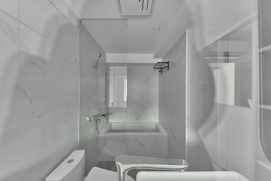 简直开挂了！26㎡迷你单身公寓，竟然榨出2倍空间，还能有大浴缸