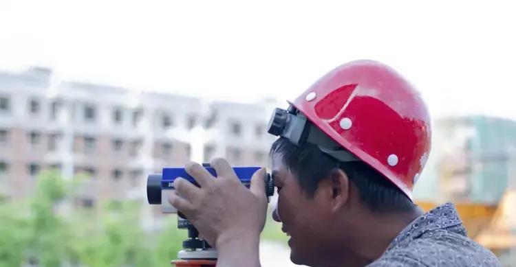 工人|工厂濒临破产，厂长借钱给工人发工资，工资到手，工人纷纷离开