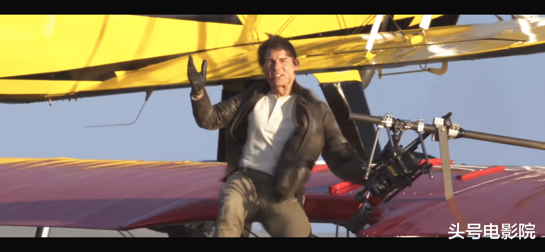 碟中谍7|太猛了!60岁阿汤哥站在飞机上宣传《碟中谍7》,导演提醒没油了