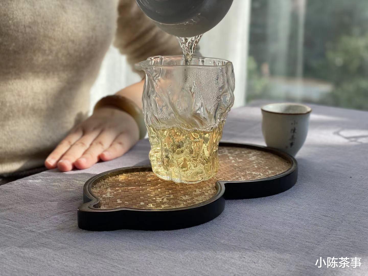 |白茶适合用什么茶具冲泡?盖碗、玻璃杯,还是紫砂壶?