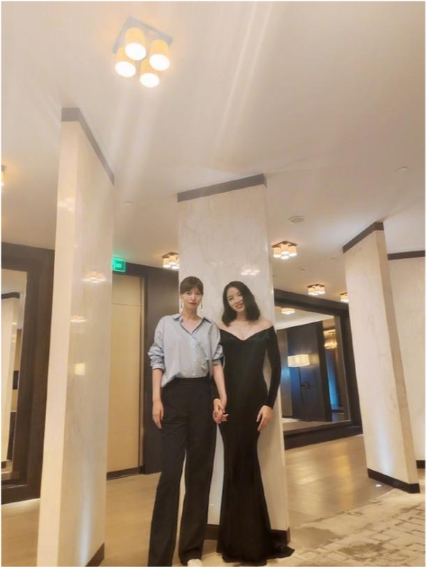 张梓琳|张梓琳高调秀恩爱！穿健美裤滑板显九头身比例，帅气老公甘当配角