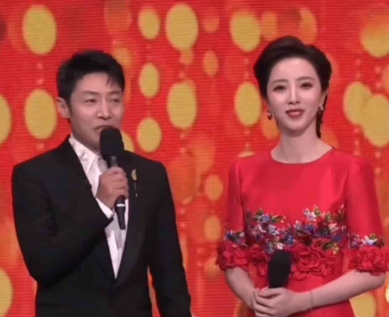 撒贝宁|虎年春晚名场面：撒贝宁调侃自己嘴瓢，张小斐念错字，沈腾喊错人