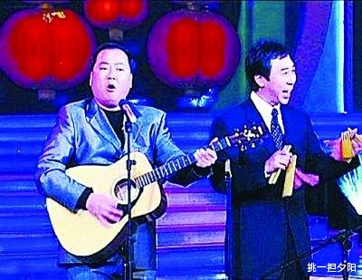 春晚|64岁冯巩一家庆小年! 给汽车铲雪闹乌龙, 送徒弟贾玲上春晚自己缺席5年去干啥了?