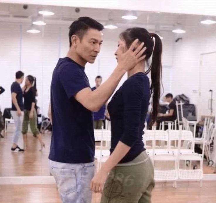 赖文慧|赖文慧:暗恋刘德华25年,41岁仍单身,让朱丽倩都心服口服