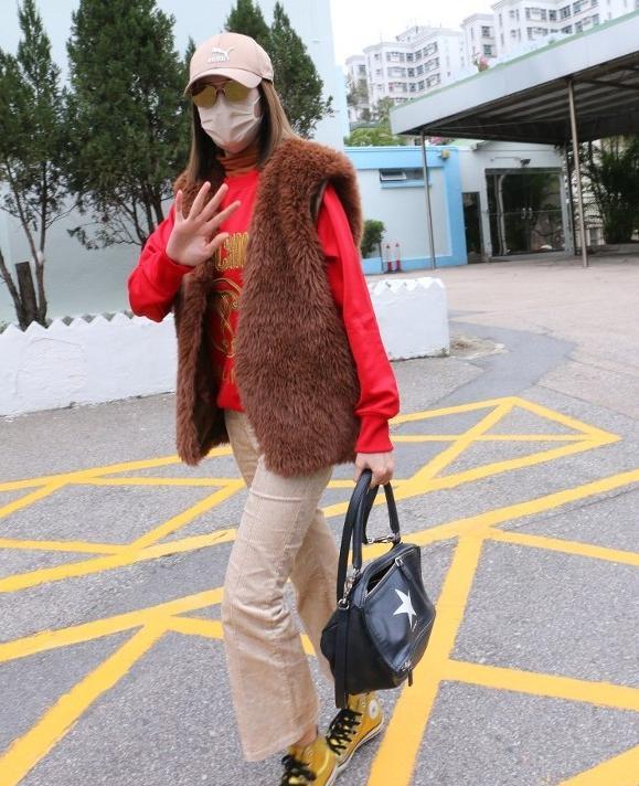 吴士宏|TVB男星杨明正式出狱,神情呆滞愁眉不展,女友并未嫌弃到场接人