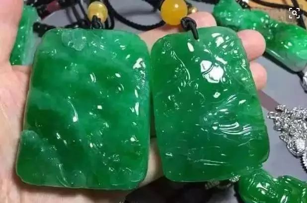 翡翠|4000万入手翡翠赌石切开涨20亿被哄抢!!!