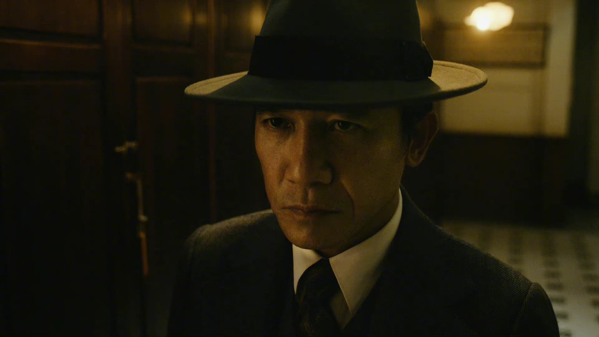 无名|《无名》曝最新剧照，梁朝伟王一博颇具神秘感，周迅穿旗袍优雅知性