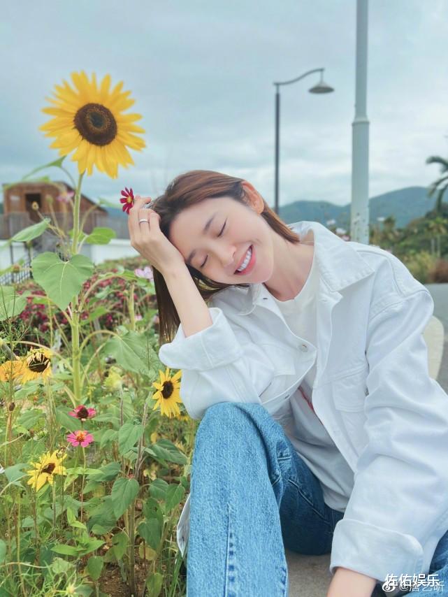 张若昀|唐艺昕张若昀合体带女儿出行，小宝宝乖巧可爱，夫妻甜蜜惹人羡