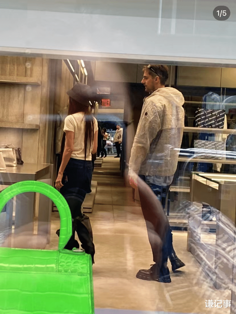 |73岁王薇薇和小男友逛奢侈品店,身材骨感气场强大