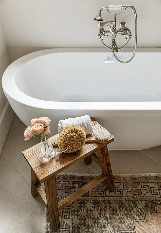 安静舒适的乡村小别墅,白色与原木带来温馨感,浅色布艺添雅致