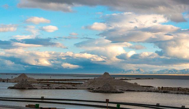 茶卡盐湖|茶卡盐湖在青海海西州乌兰县，天空之镜与盐雕、雪山为三大美景