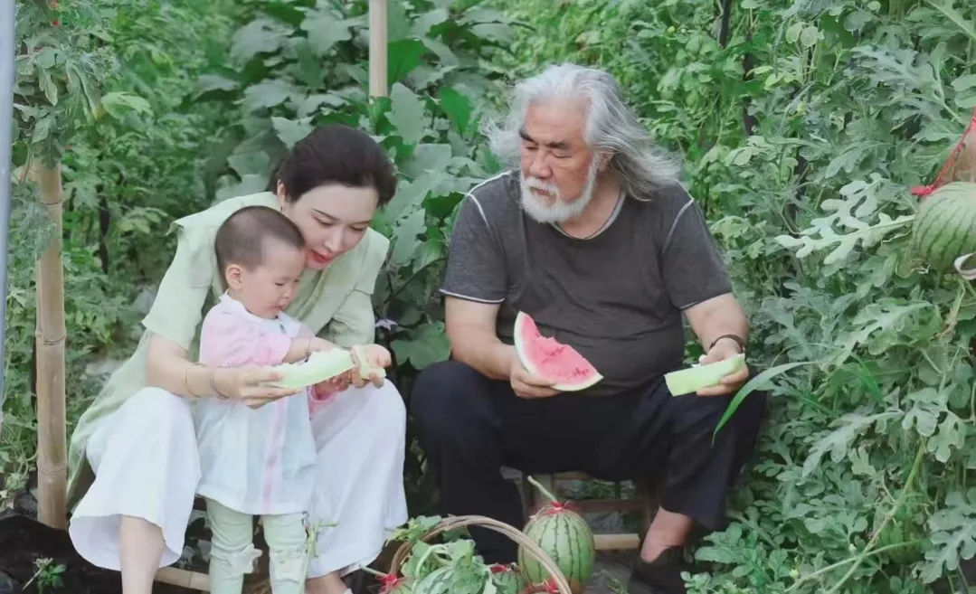 张纪中|著名导演张纪中周末陪妻子孩子游泳,不小心摔倒已经送医