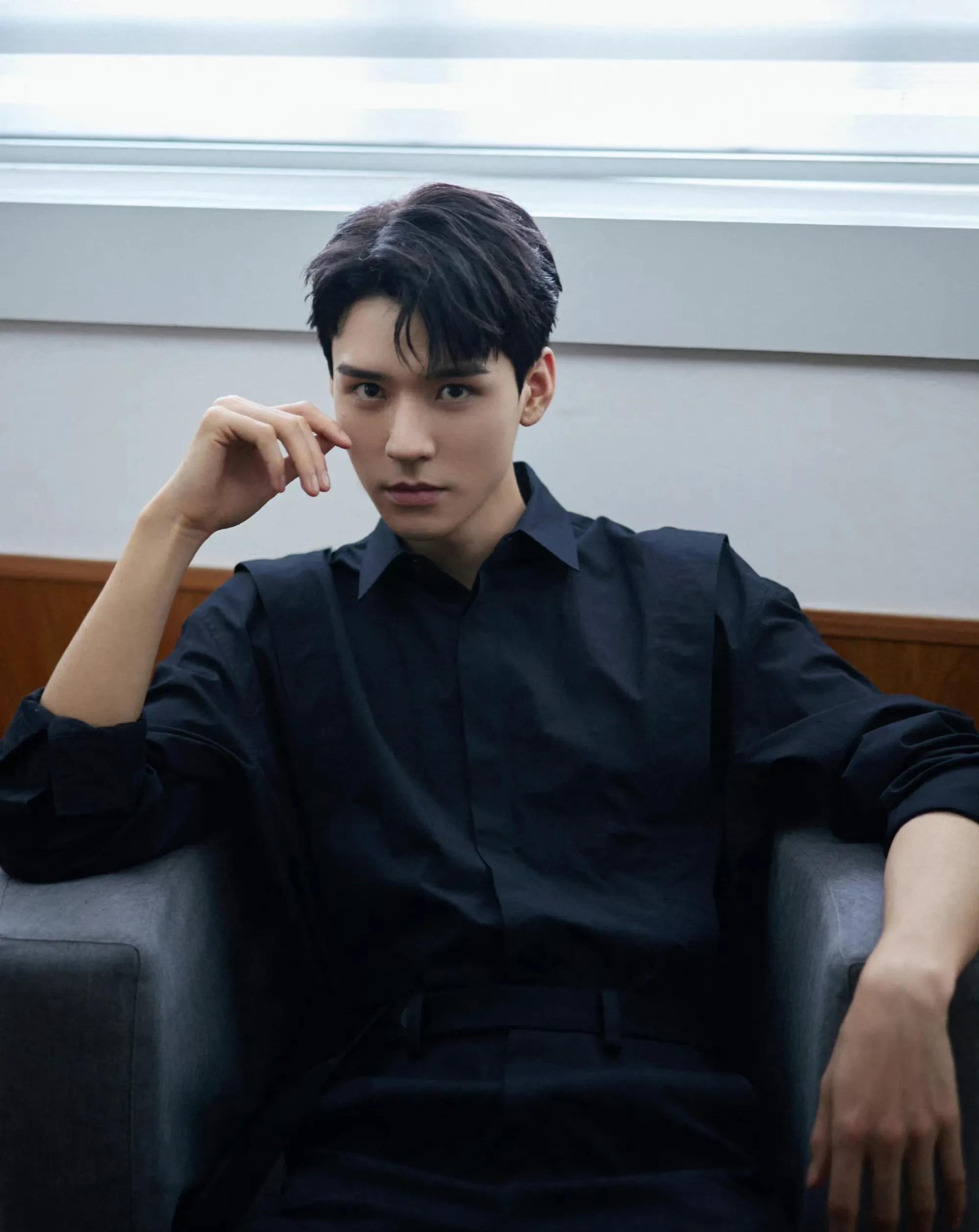 朱一龙|男明星黑衬衫才是最帅的！朱一龙一眼万年，王一博许凯让人太惊艳