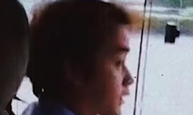 方媛|湖南一中年男子神似张国荣,冲镜头笑那一刻心都化了:真的是太像了!