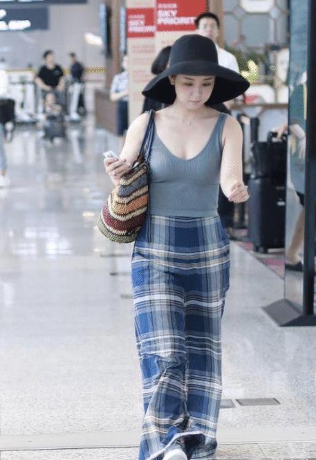 李小萌|李小萌对自己身材自信过头！直接穿低胸吊带走机场，却被“妈妈肚”抢先一步