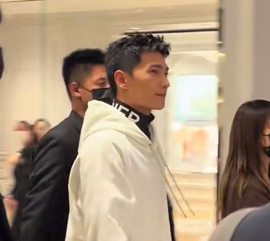 赵丽颖|上海:杨洋参加品牌活动,31岁仍少年感满满,“羡慕身旁女助理”