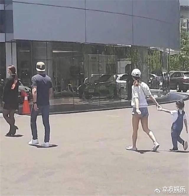 霍建华|霍建华与老婆带娃逛街，网友称其女儿酷似林心如，夫妇二人像素人