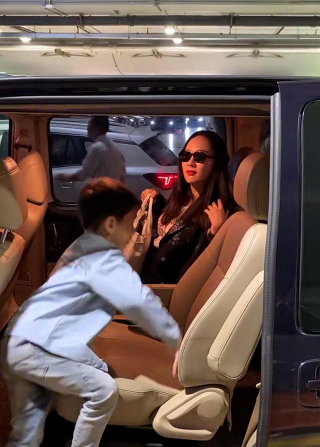 霍思燕|霍思燕带儿子嗯哼出机场，杜江并未现身，嗯哼比妈妈更热情