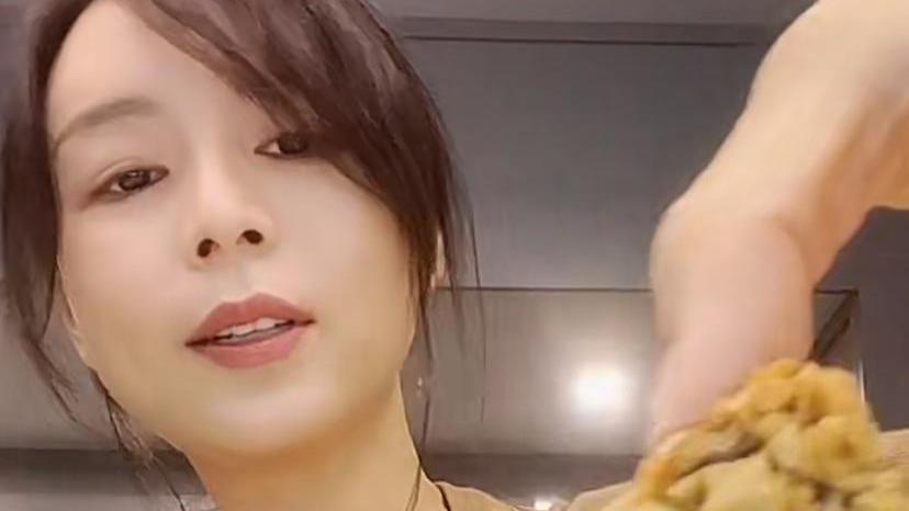 张静初|张静初晒剧组伙食，无名指戴戒指被质疑结婚，本尊亲自发声否认