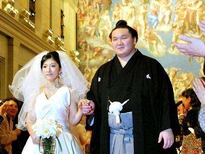 相扑|300斤vs95斤,日本女星为何争相嫁相扑?妙处多多,外人难以想象