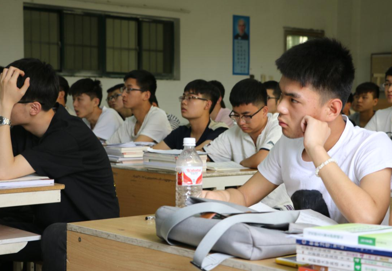 大学|趋近“饱和”的大学专业,毕业找工作有难度,避免让自己“后悔”