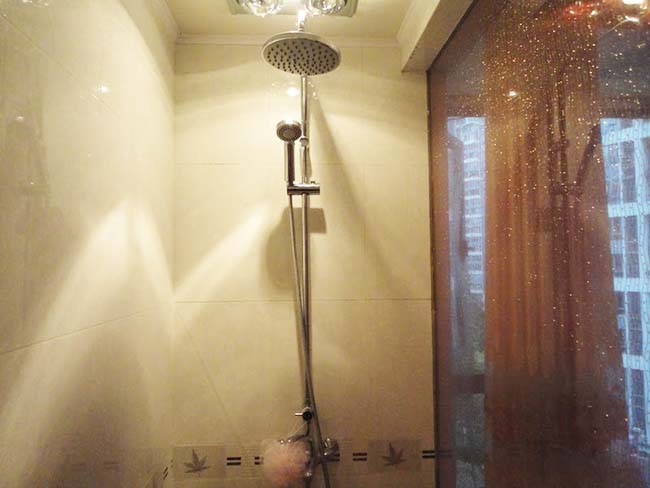 忍不住晒晒朋友新婚房,户型奇葩就算了,阳台只有一条缝那么大!