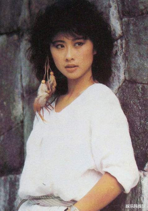 叶倩文|“歌后”叶倩文:靠美貌征服6个男人,凭借闺蜜老公成功上位