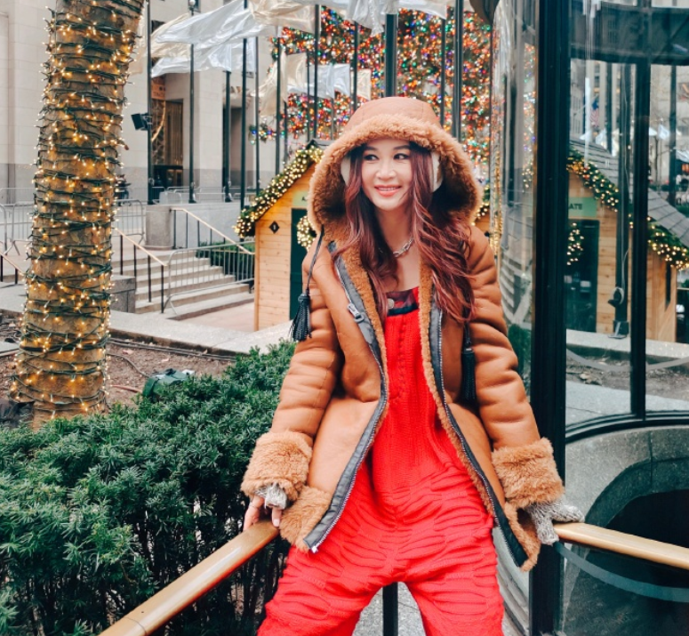 温碧霞|温碧霞夫妇飞国外探望养子，儿子变高变帅，一家三口合照好温馨