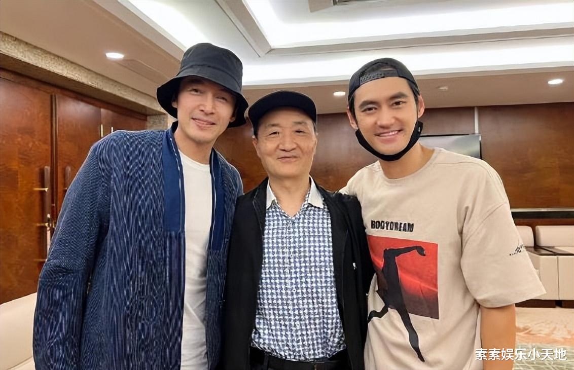 胡歌|胡歌老婆黄曦宁怀孕照片公开:夫妻一起探班袁弘,当时孕肚很明显