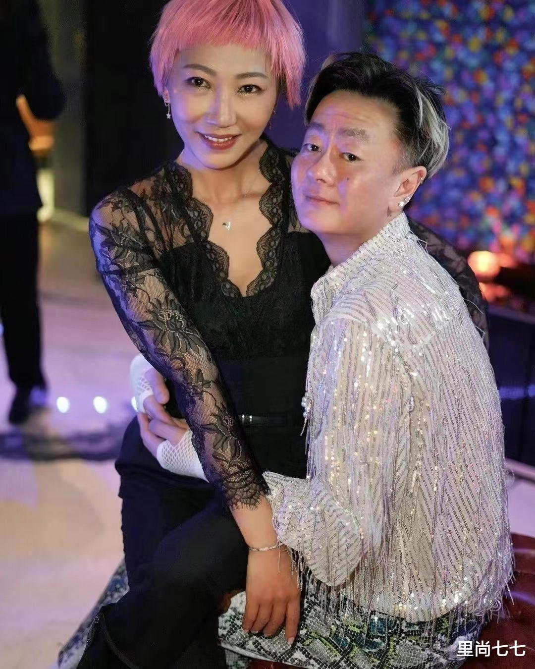 刘嘉玲|刘嘉玲弟媳真够高调的,染粉发打扮性感抢她风头,夫妻同框像女儿