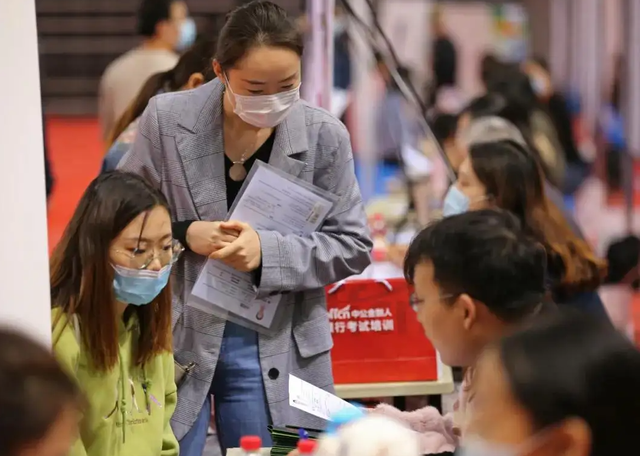 大学生|大学生成了“穷忙族”,工资多半只够吃喝,寒窗苦读的意义何在?