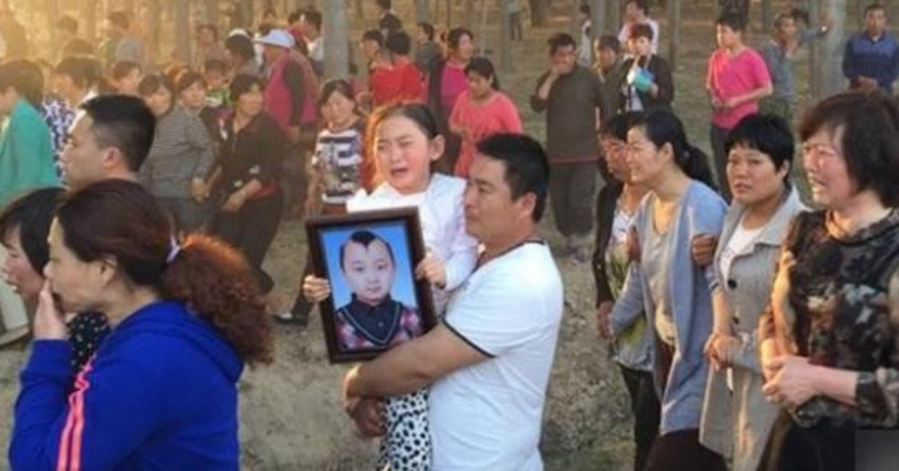 邓鸣贺|邓鸣贺：4岁出道迅速走红，6岁上春晚8岁离世，他经历了什么？