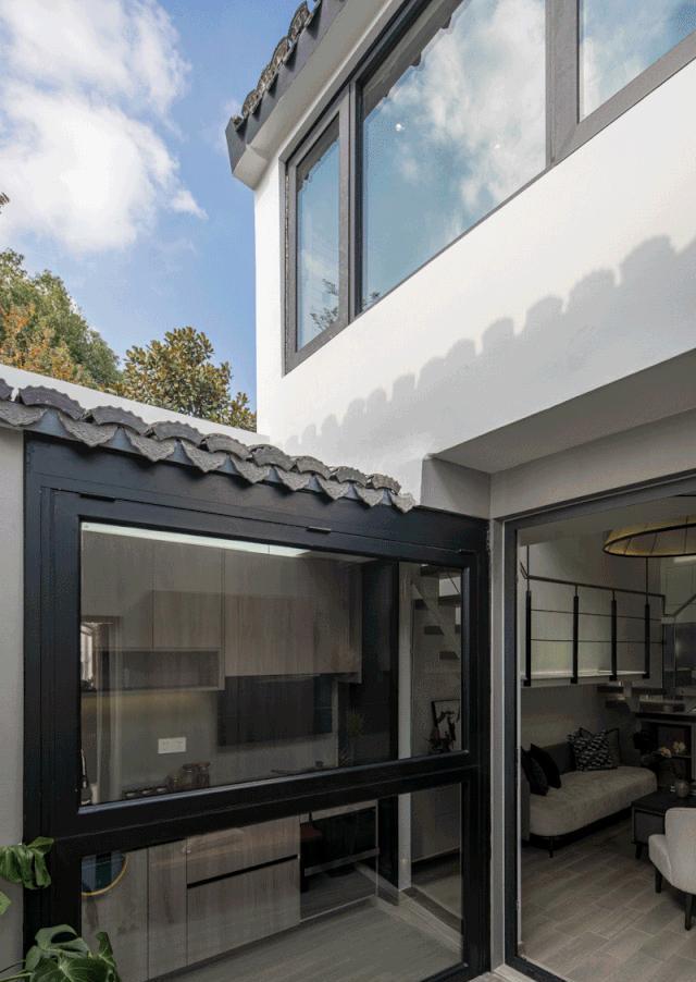 拆掉厨房实墙换玻璃墙，要是不算违建，我也愿意多个“阳光房”