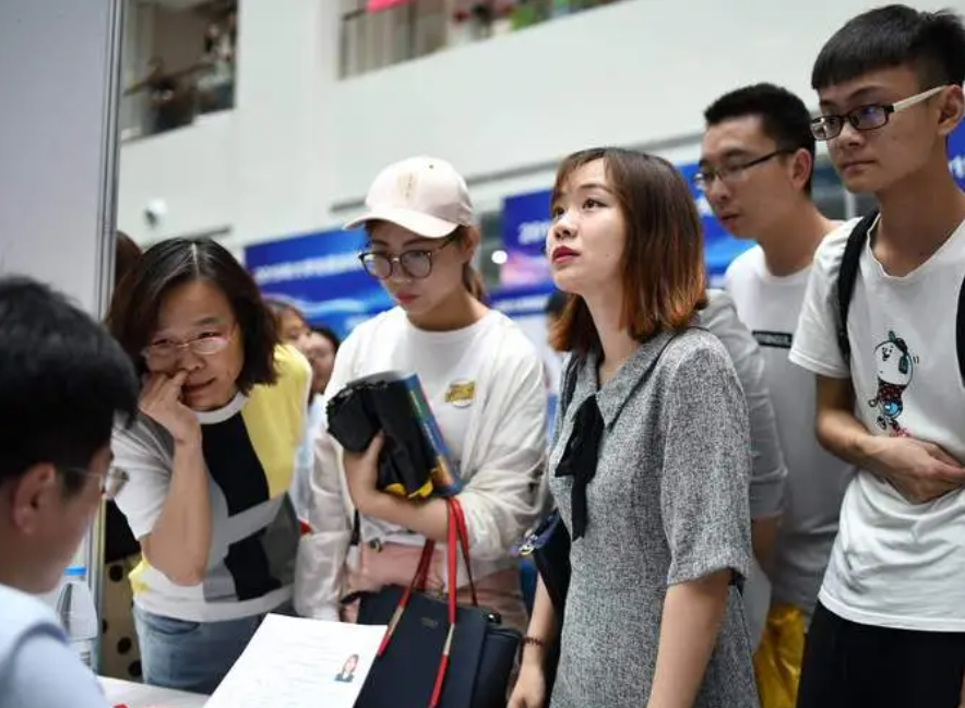 |领导让员工提建议,傻瓜毕业生才实话实说,老油条:这就是在挖坑