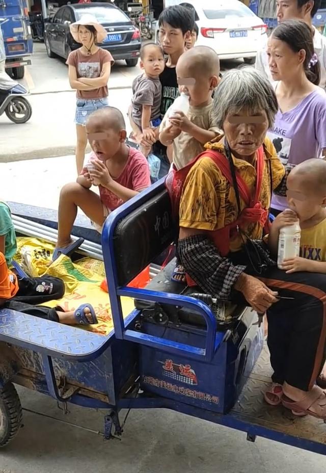 大妈带5个小孩撞坏车,不赔偿还恶人先告状,路人劝车主大方一些