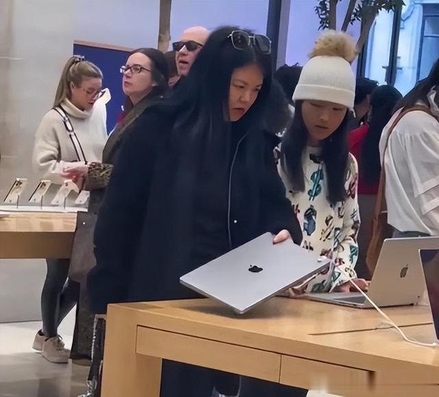 李湘|李湘伦敦买电脑被偶遇,生活逍遥,身材发福走样,王诗龄又瘦又黑