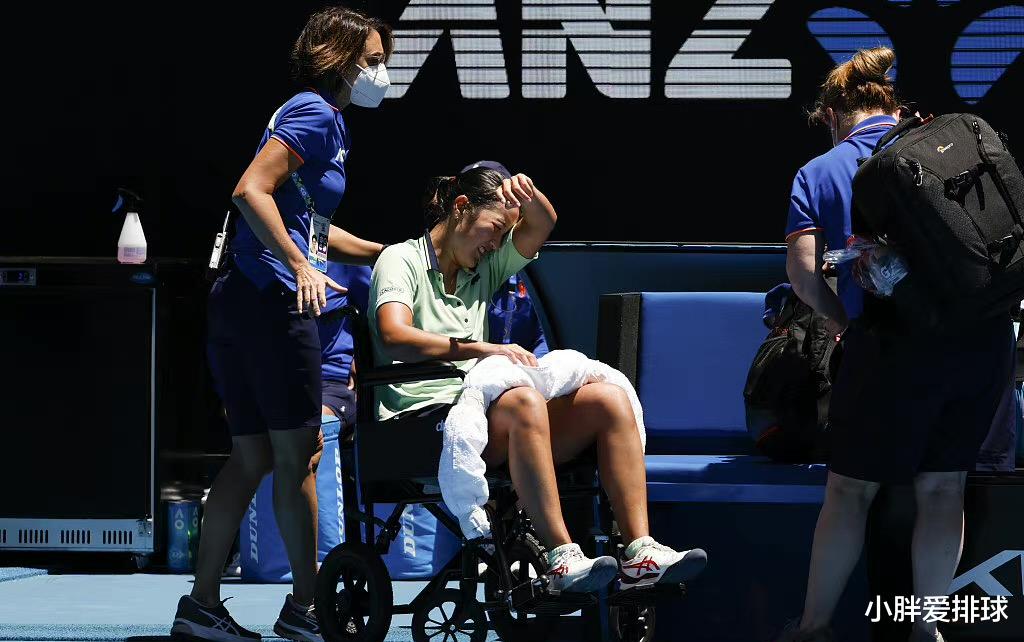 澳网|澳网，太惨了，中柬后裔痛哭坐轮椅离场，她的对手被中国球迷厌恶