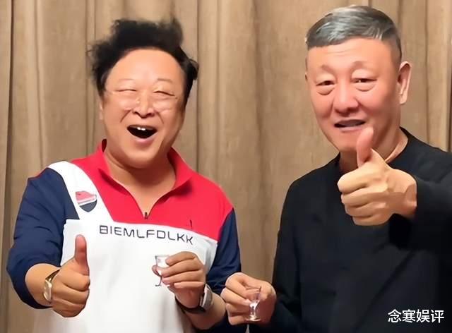 韩磊|54岁韩磊现身澳大利亚，坐豪华游艇惬意抽雪茄，与美女合影显年轻