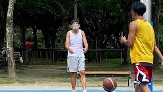 |76岁秦汉现身运动，近照骨瘦如柴苍老明显，曾直言难以接受自己变老