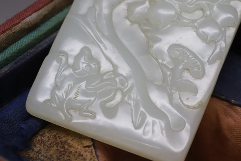 |和田玉籽料“灵猴献寿”玉牌 .