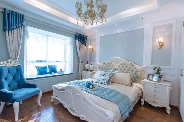 130平欧式三居室,墙纸+护墙板将墙面划分?的?方方正正