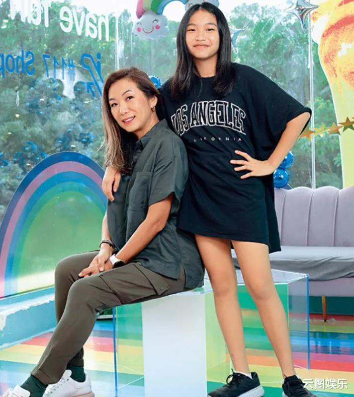 化妆 方中信一家近况！14岁女儿活泼像妈，港姐冠军妻子转行开玩具店